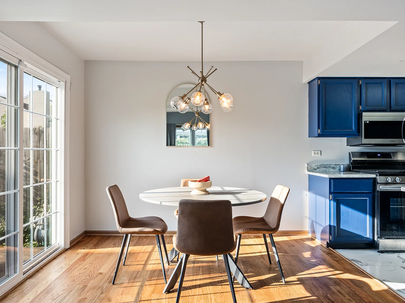 2 bed, 2.5 bath, 1100 sqft, $3,100 — Photo 3