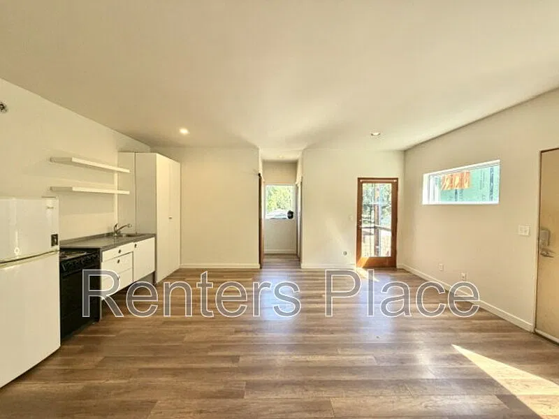 Studio, 1.0 bath, 800 sqft, $1,095 — Photo 3