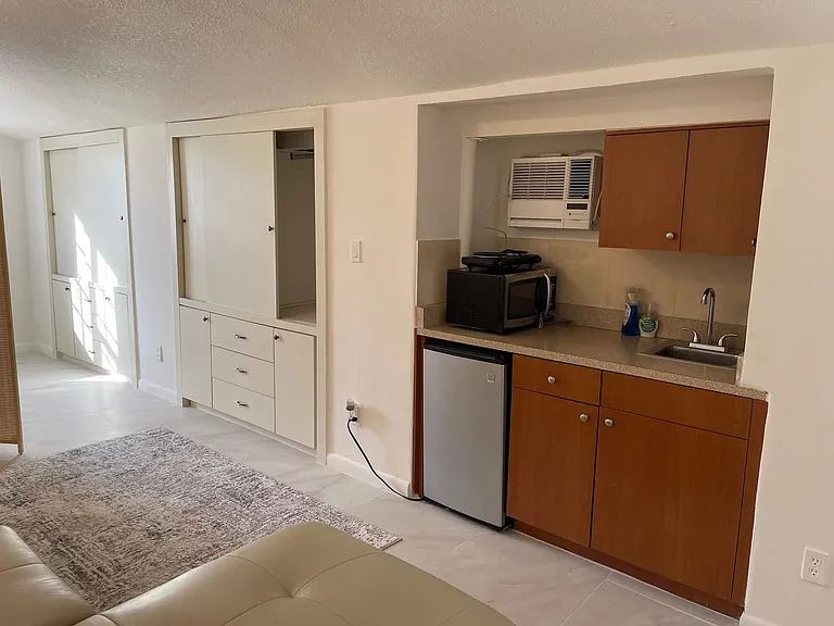 1009 N 31st Ct — Photo 5