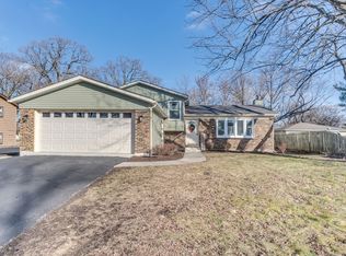 2106 Woodlane Dr, Lindenhurst, IL