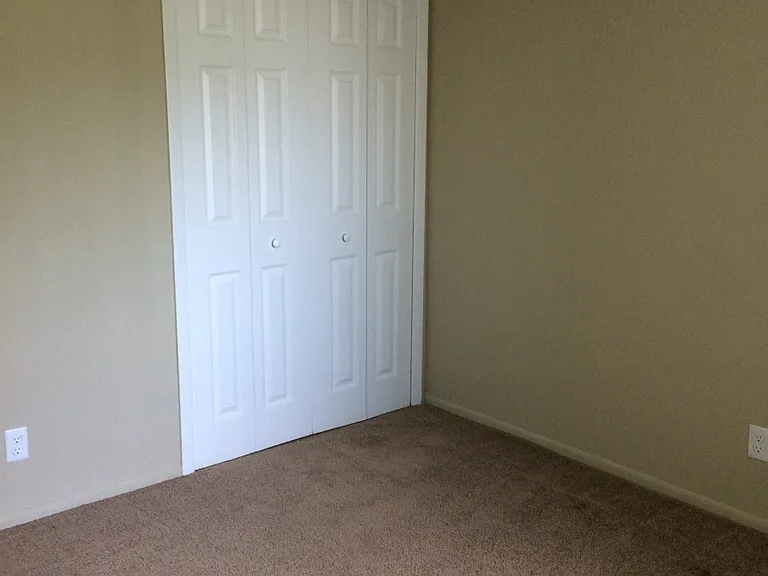 Holland Gardens Apartments — Photo 36
