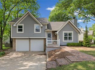 547 N Persimmon Dr, Olathe, KS 66061