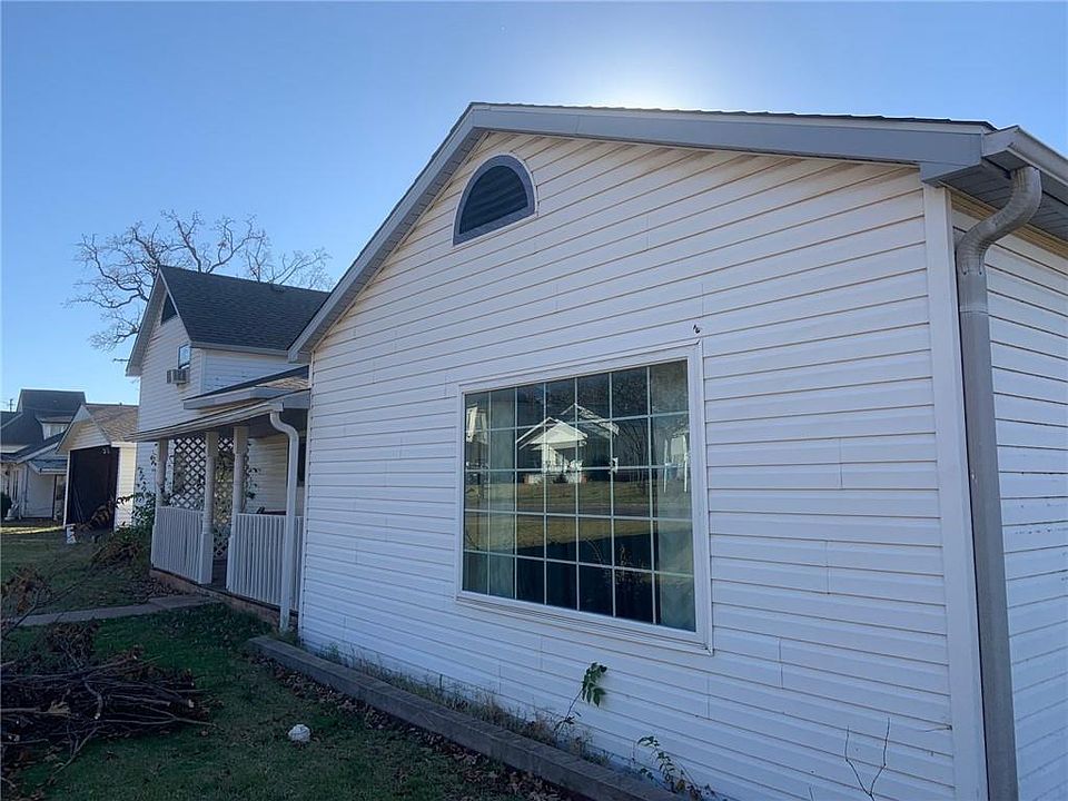 1st image of 609 S Dewey Ave