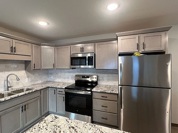 3rd image of 4823 Woodland Park Dr #8
