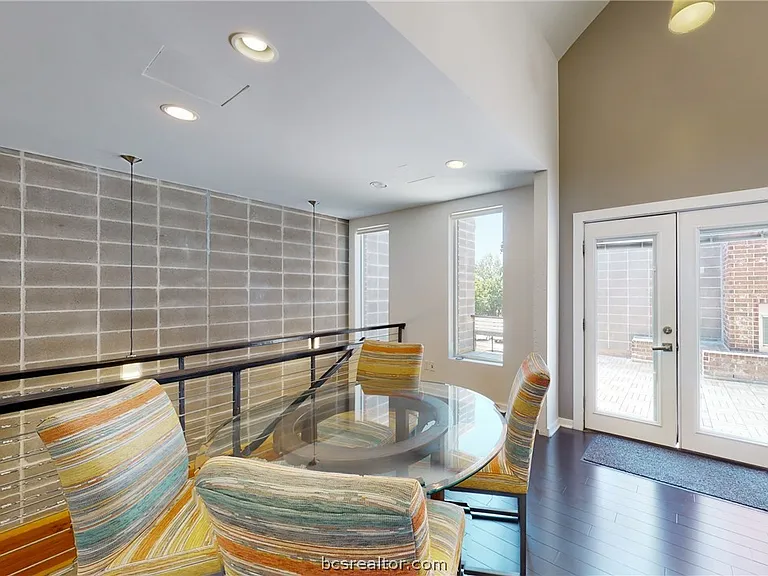 217 N Houston Ave — Photo 21