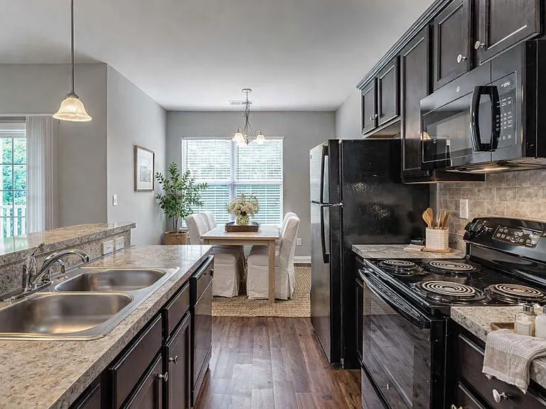 Palomar View Apartments — Photo 6