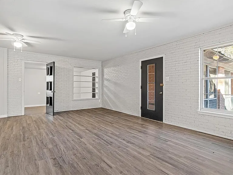 175 E Elm St — Photo 2