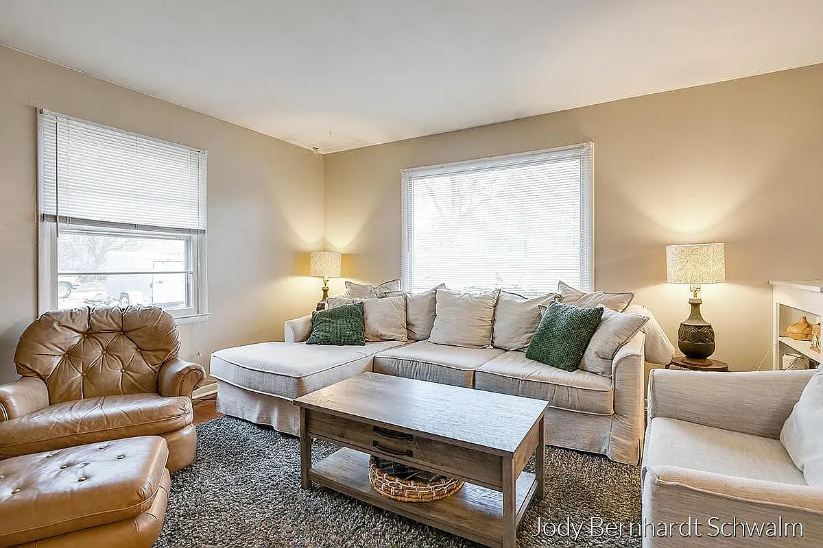 3 bed, 2361 sqft, $1,950 — Photo 3