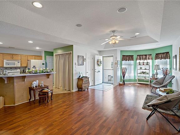 3rd image of 226/228 Windridge Dr