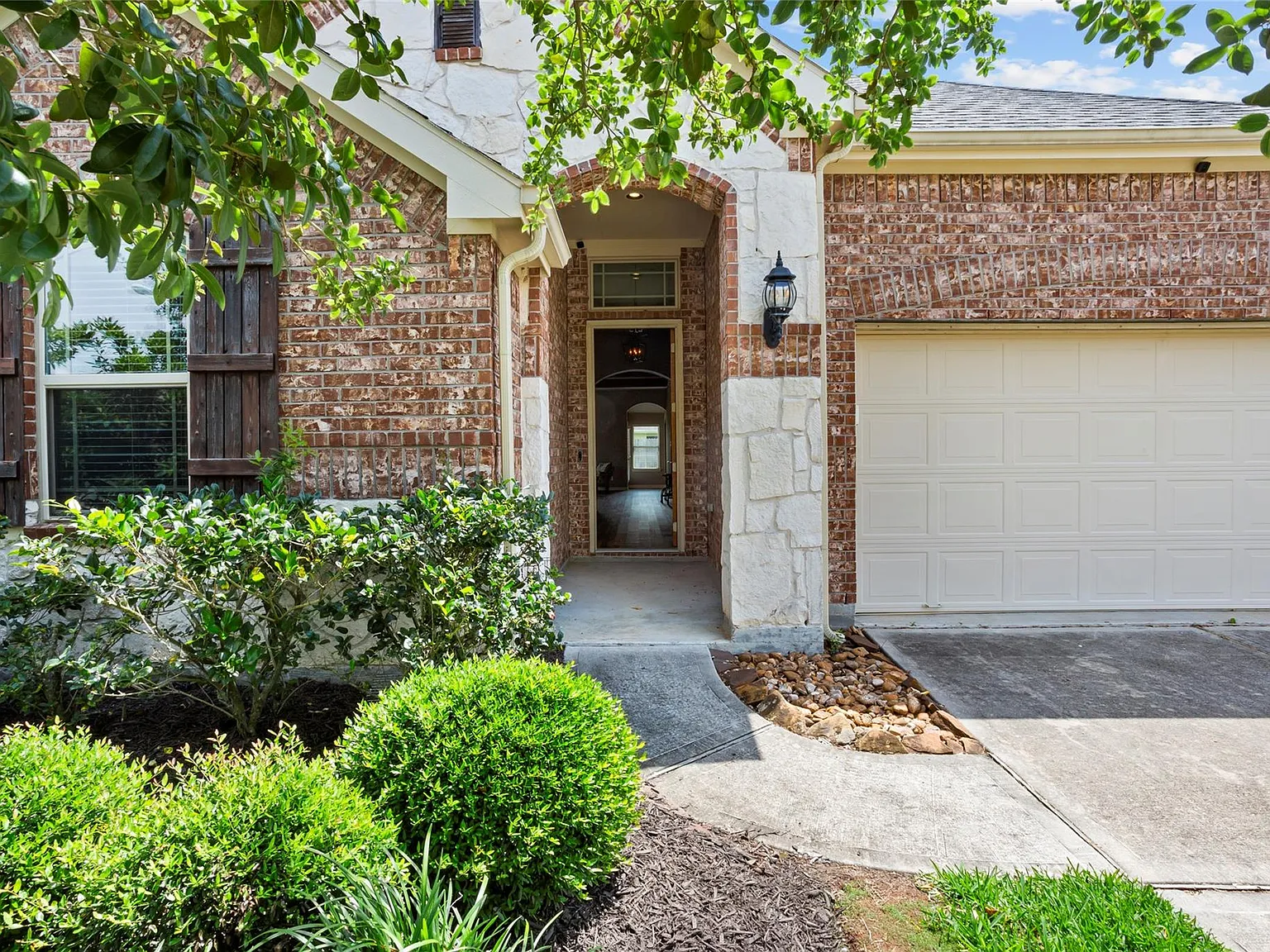 3 bed, 2.0 bath, 1818 sqft, $2,550 — Photo 3