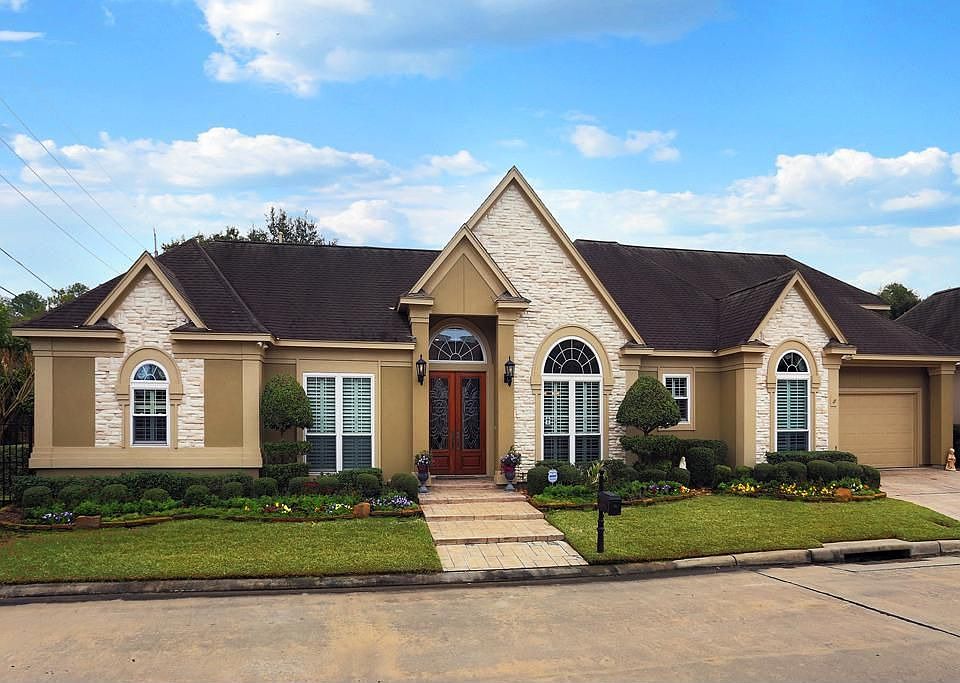 An amazing home in the exclusive neighborhood of Champions Court.