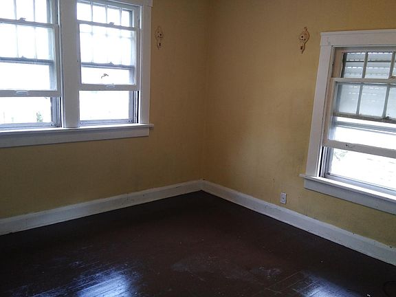 5th image of 2133 N Wisconsin Ave