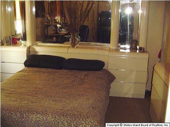 5th image of 476 Greeley Ave
