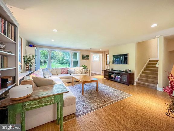 5th image of 153 Pine Ln