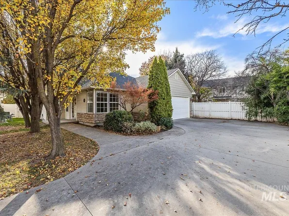 10001 W Sleepy Hollow Ln, Garden City, ID 83714