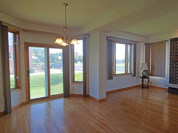 4th image of 4615 Fargo Ave