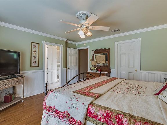 5th image of 202 Southwood Cir
