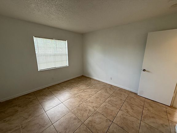 3rd image of 1941 NW 14th Ave APT D