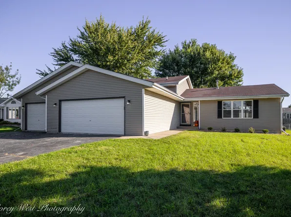 409 Hickory Dr, Davis Junction, IL 61020