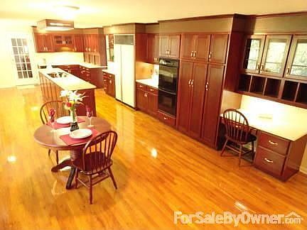 37ft x 15ft Kitchen w/ real hardwoods : Granite island and Corian countertops