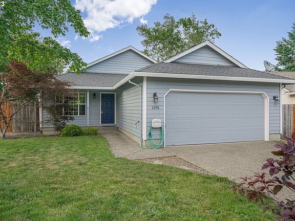 3rd image of 1295 NE Lilac Ct