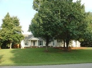 170 Manor Cir, Sharpsburg, GA 30277