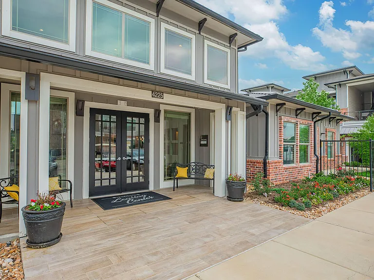 Residence at Oakmont Apartments — Photo 8