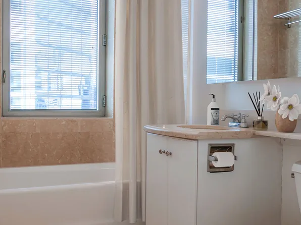 150 East 44th Street image 9 of 15