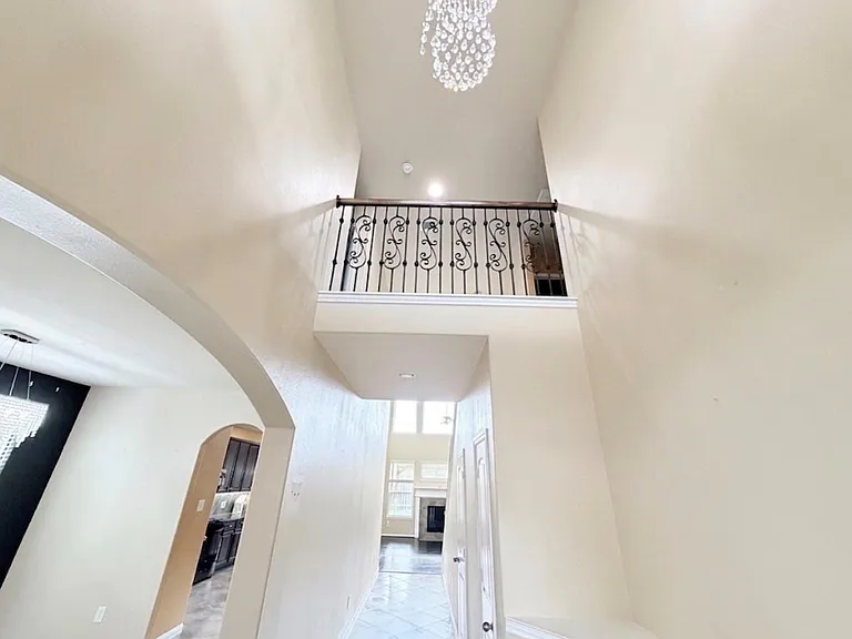 1242 S Maple Dr — Photo 5