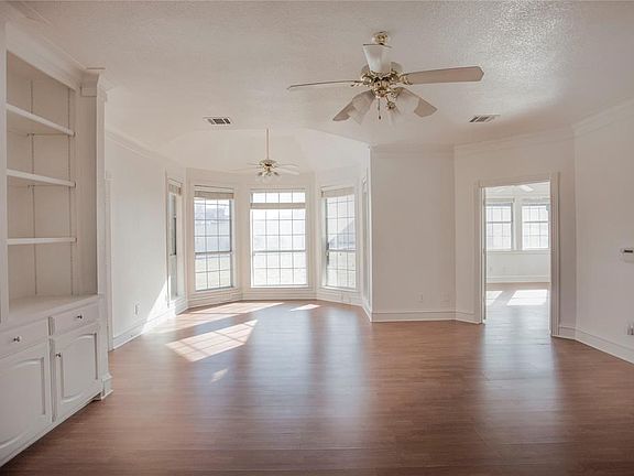 3rd image of 815 Pearl Dr