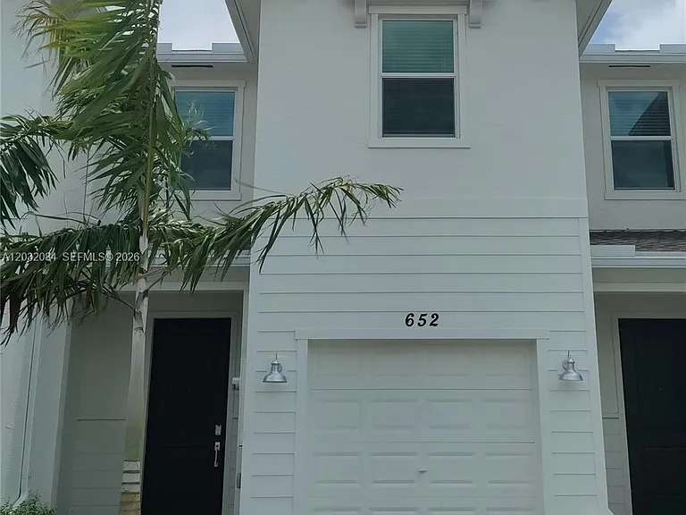 652 SE Lake Falls St — Photo 1