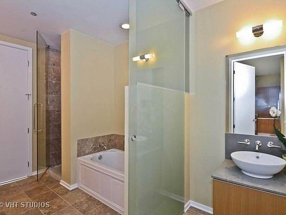 3rd image of 600 N Fairbanks Ct Unit 1808