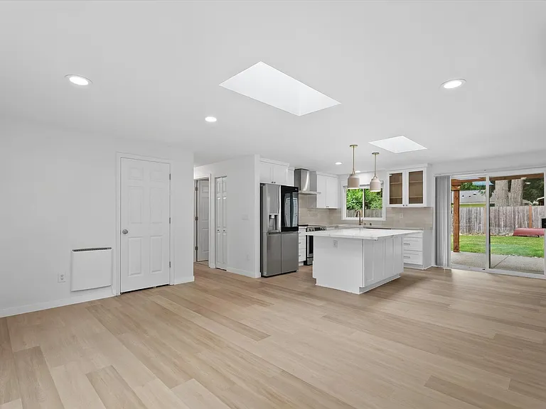 820 207th Pl NE — Photo 4
