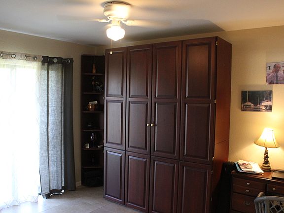 4th image of 907 Cape Coral Pkwy W