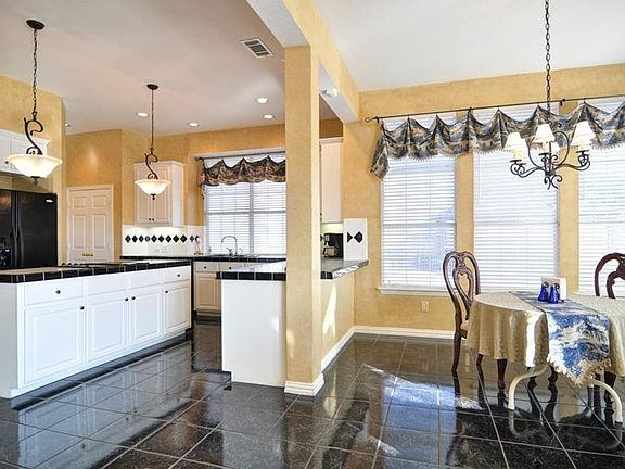 4th image of 622 Fairway Lakes Dr