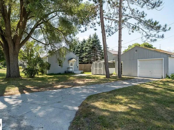211 Oak St, Kalkaska, MI 49646