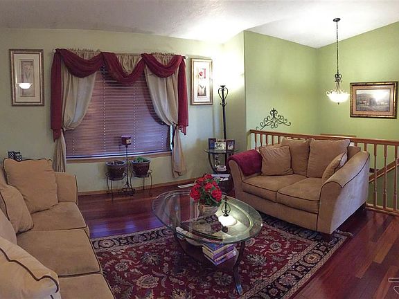 3rd image of 612 W Beck St