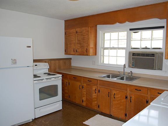 3rd image of 404 Lindsey St