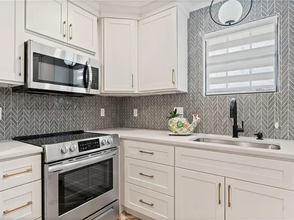 12241 Charlotte St, Kansas City, MO 64146