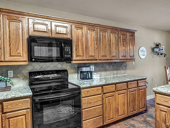 4th image of 318 Amanda Ct