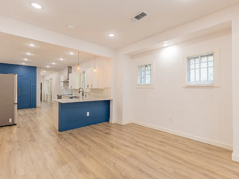 1010 Burnet St — Photo 8