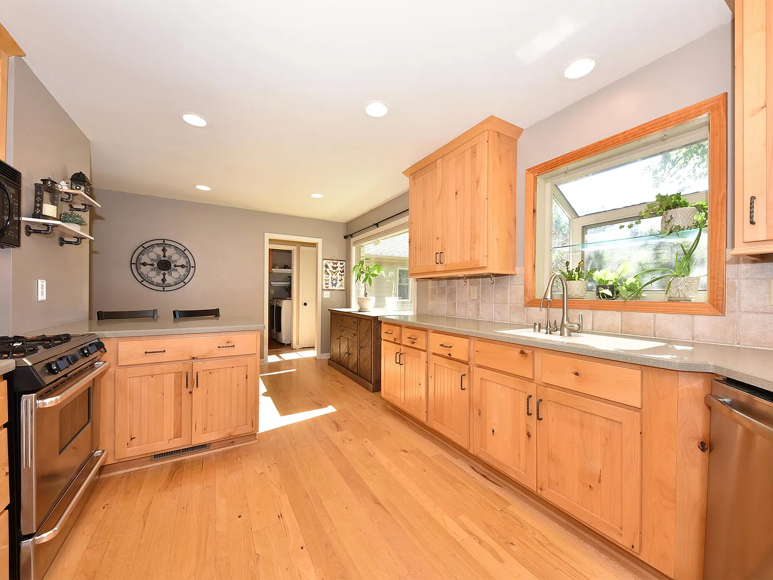 4 bed, 3275 sqft, $3,900 — Photo 4
