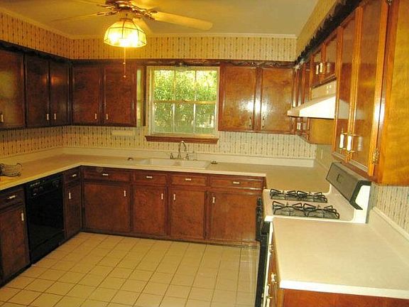 2nd image of 215 Dogwood St