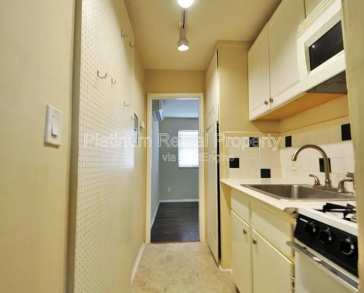711 Argonne Ave NE #5 — Photo 11
