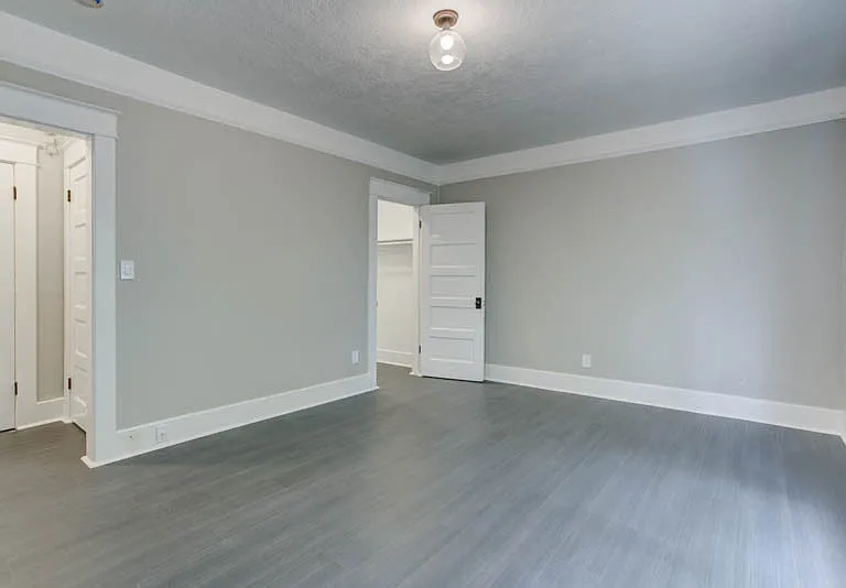 7437 N Saint Louis Ave #9 — Photo 2