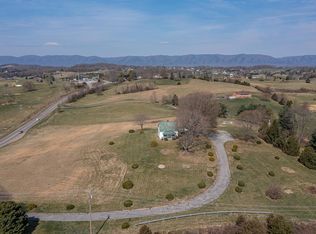 32 Country Club Rd, Troutville, VA 24175