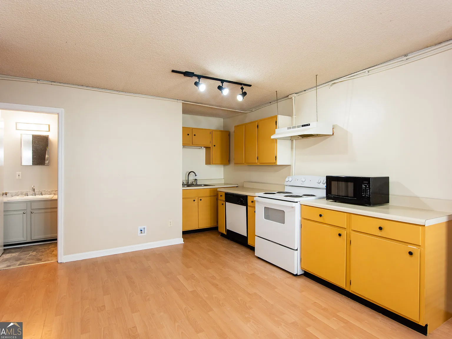 4 bed, 2.0 bath, $2,195 — Photo 3