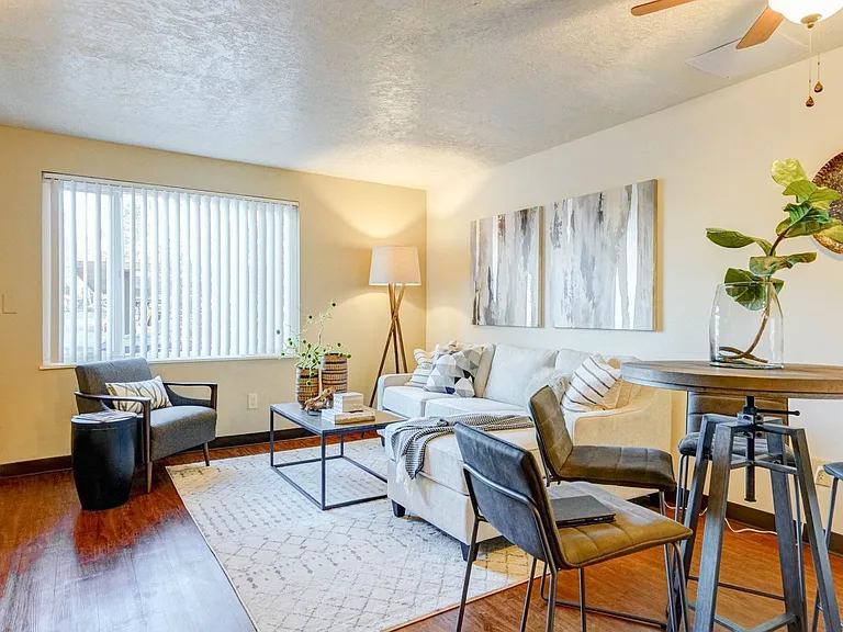 Spacious and immaculate townhomes! Free Water/Sewer/Garbage/Parking! — Photo 41
