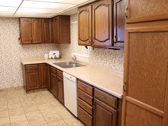 5th image of 837 E Pioneer Cir
