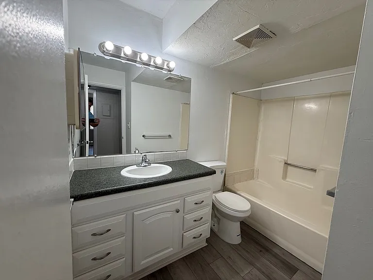 1035 SW 9th St #J1 — Photo 9